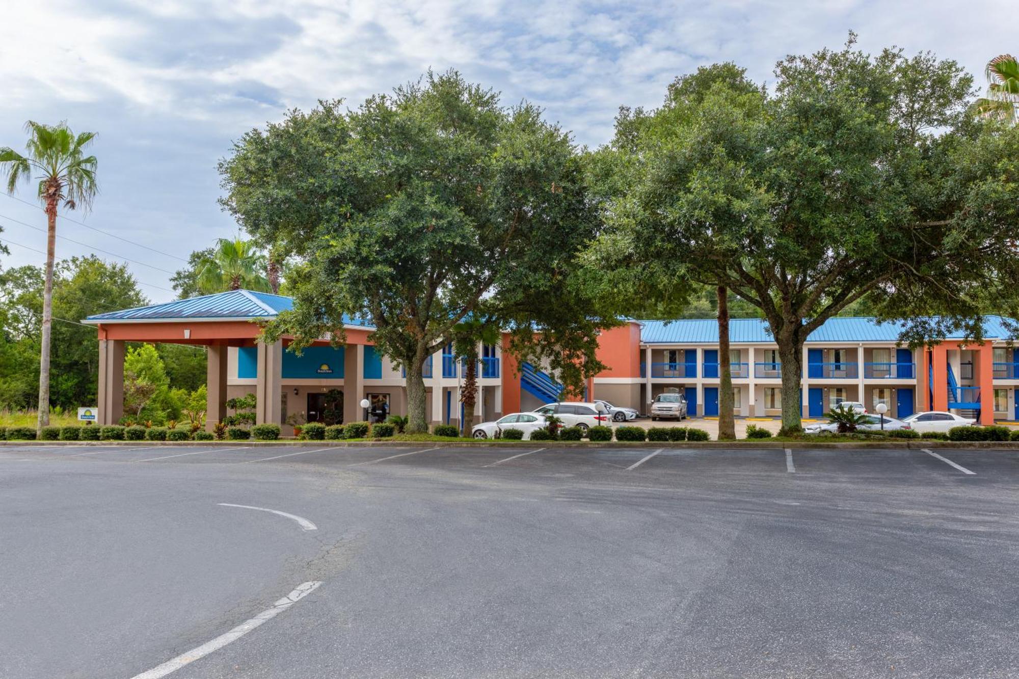 Days Inn By Wyndham Chipley Bagian luar foto