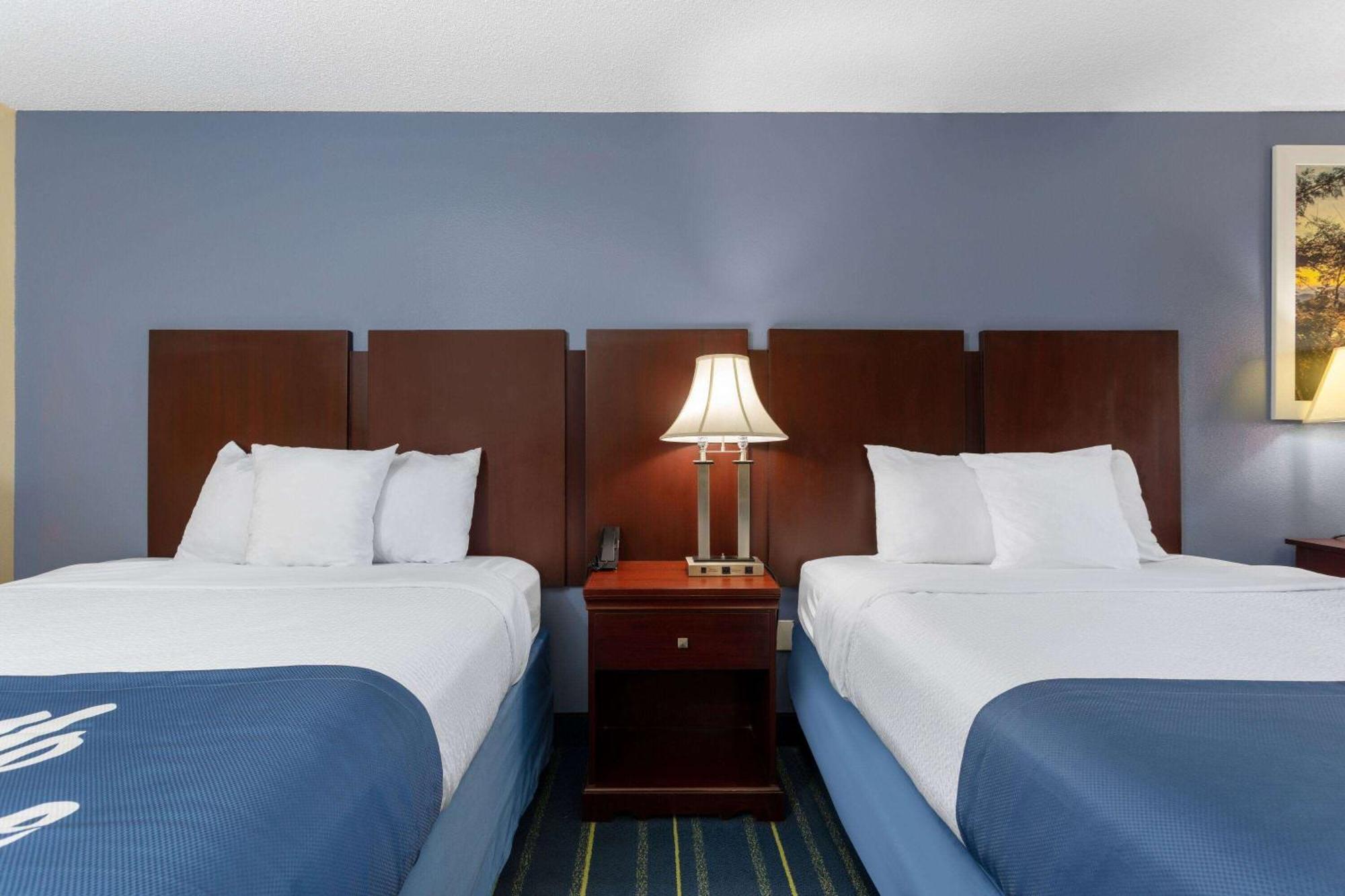 Days Inn By Wyndham Chipley Bagian luar foto