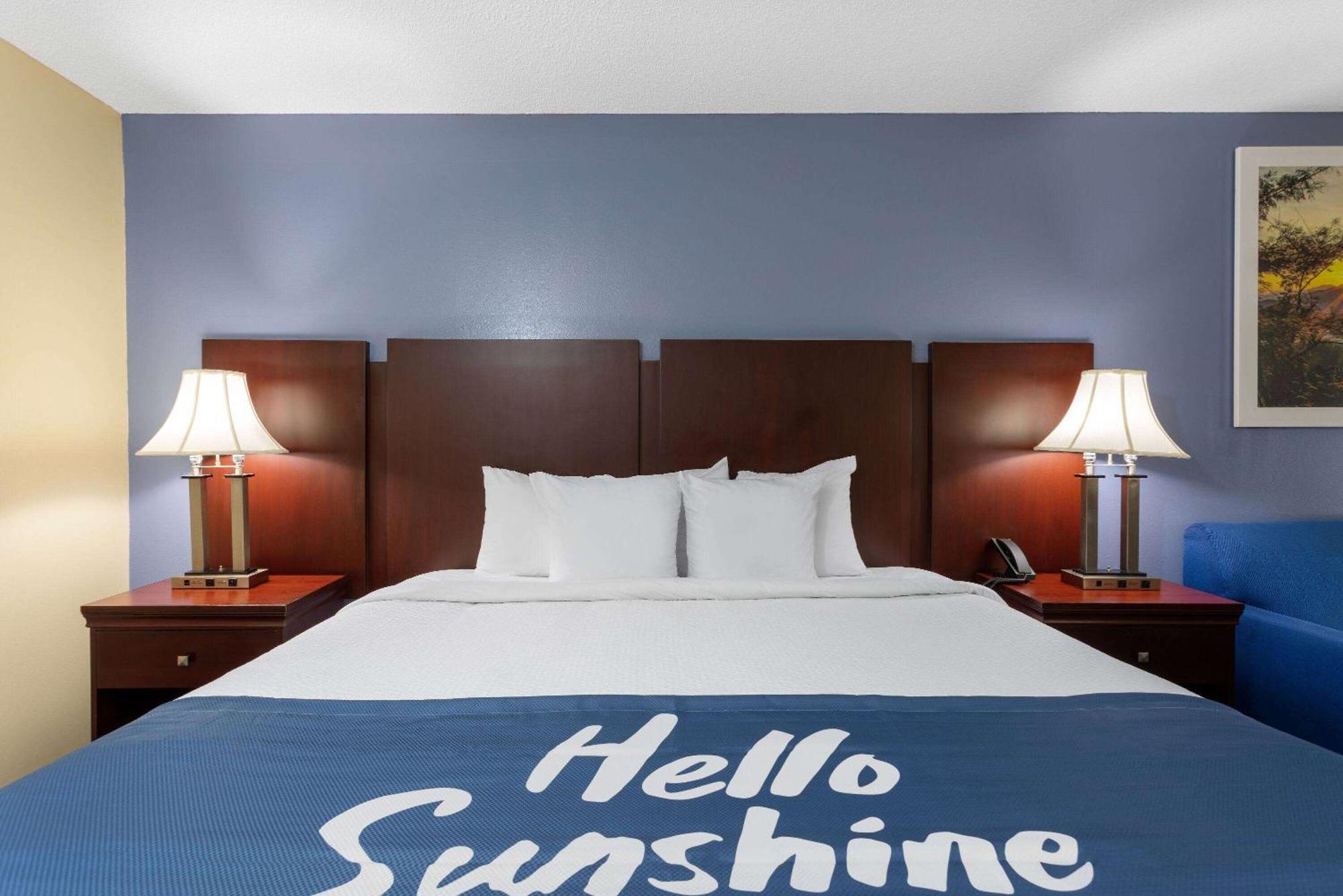 Days Inn By Wyndham Chipley Bagian luar foto