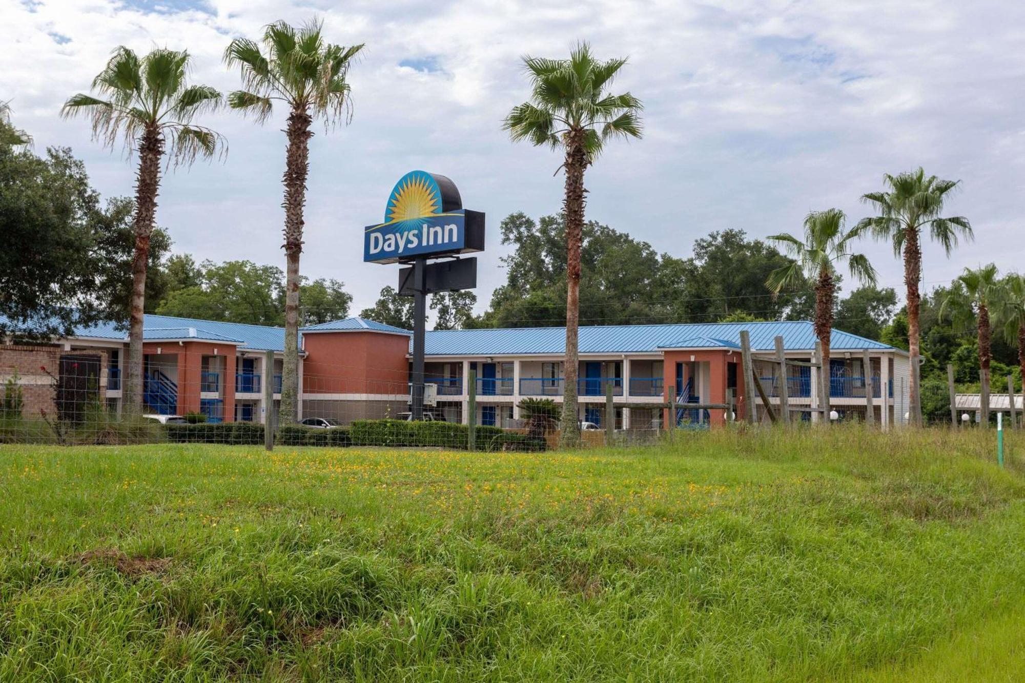 Days Inn By Wyndham Chipley Bagian luar foto