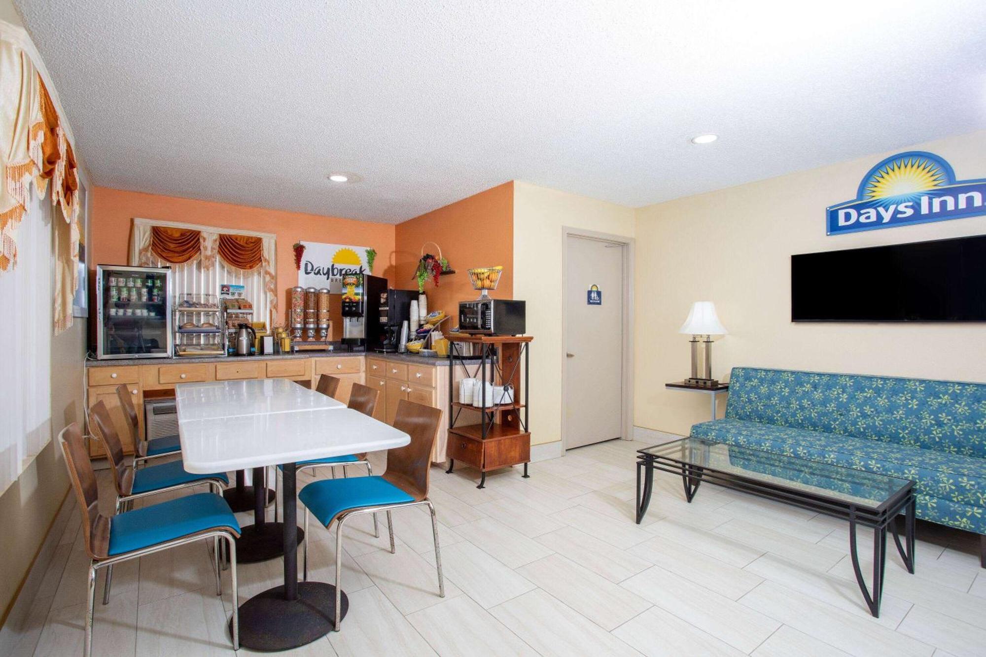 Days Inn By Wyndham Chipley Bagian luar foto